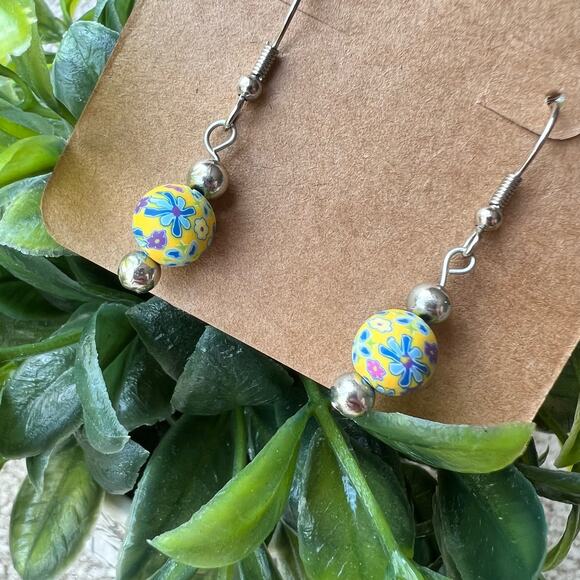 NEW Viva Beads Handmade Clay Round Yellow Floral Print Dangle Earrings - Picture 1 of 9